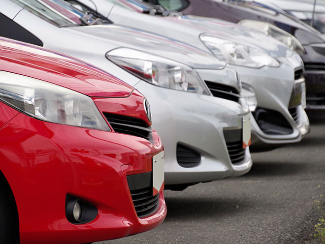 車の査定をしている様子