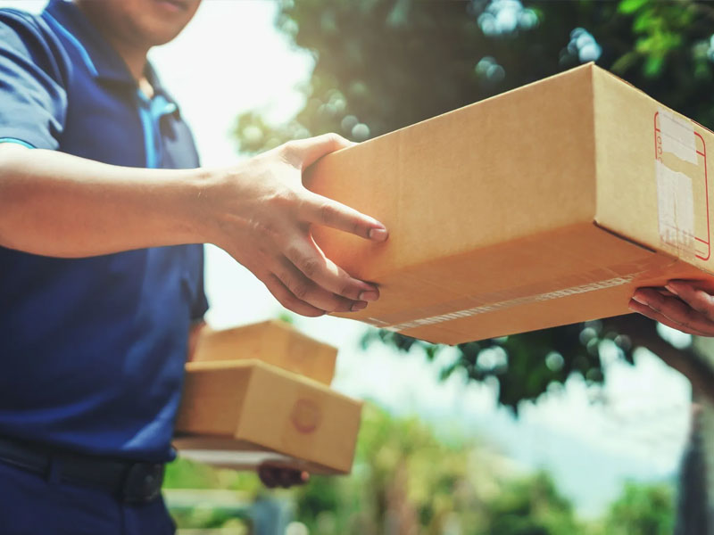 企業へ定期便を配送する様子