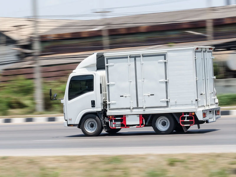 荷物を満載したチャーター便車両